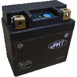 Lithium-iontov baterie od spolenosti JMT, pikov technologie pro v motocykl.
Rozprka (S)
Baterie je vybavena jednou nebo vce distannmi podlokami, kter se pilep pod baterii pomoc dodanho lepicho psku, aby baterie pesn zapadla do bateriovho boxu.
Vodotsnost (W)
Baterie je zcela vodotsn a nepokod se ani pi vysokotlakm itn motocyklu.
Ukazatel (I)
Vechny baterie jsou vybaveny indiktorem stavu baterie.
Sta stisknout testovac tlatko. Pokud se rozsvt vechny 3 modr kontrolky LED, je baterie pln nabit. Pokud svt pouze 2 kontrolky LED, je baterie nabit pouze z poloviny (med). Nejpozdji v okamiku, kdy svt pouze jedna LED dioda (nzk stav), je teba baterii nabt.
Vmnou standardnho olovnho akumultoru za lithium-iontov akumultor JMT lze uetit a 5 kg hmotnosti bez vt nmahy.
Pro lithium-iontov baterie JMT hovo nsledujc vhody:
- piblin 1/3 hmotnosti srovnatelnho olovnho akumultoru.
- bezkonkurenn pomr cena/hmotnost
- lze instalovat v jakkoli poloze, protoe neobsahuje dn kyseliny.
- neobsahuje tk kovy
- vyven vybjen/nabjen vech lnk pomoc balancru
- monost rychlho nabjen s vysokm nabjecm proudem (a 90 % za 6 min)
- velmi nzk samovybjen (max. 5 % za msc)
- i pi vysokch teplotch stle dobr vkon a do 60 C
- bezpen technologie a dlouh ivotnost
Olovn akumultory mohou vzhledem ke svm specifickm vlastnostem vyuvat pouze 30 % sv kapacity,
zatmco lithium-iontov baterie mohou vyut tm 100 % sv kapacity.
Z tohoto dvodu potebuj lithiov verze akumultor JMT pro stejn startovac vkon pouze 1/3 kapacity srovnatelnho olovnho akumultoru.
Rovnomrn stav nabit vech lnk zajiuje tak vestavn procesor (